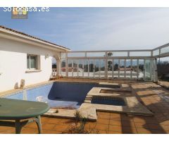 Casa con terreno y nave con oficinas en urbanización Coblanca en la Nucia en terrerno urbano