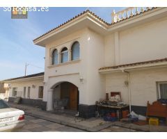 Casa con terreno y nave con oficinas en urbanización Coblanca en la Nucia en terrerno urbano