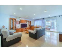 ¡¡Descubre tu nuevo hogar en Benadresa, un chalet que cuenta historias!!