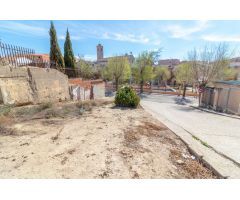Parcela de esquina con gran fachada en el parque del pilar de Recas.