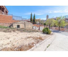 Parcela de esquina con gran fachada en el parque del pilar de Recas.