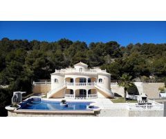 Magnífica Villa en Calpe de Estilo Mediterráneo con Vistas Directas al Mar