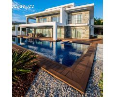 Lujosa e Imponente Villa de Diseño en Calpe con Vistas al Mar