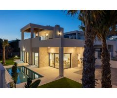 Amplio Chalet en Finestrat con Piscina y Listo para Disfrutar