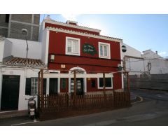 Casa entera con bar-cafetería en la planta baja.