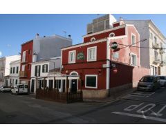 Casa entera con bar-cafetería en la planta baja.