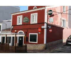 Casa entera con bar-cafetería en la planta baja.