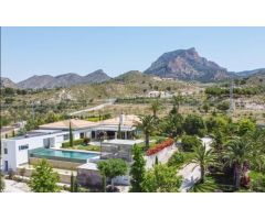 Un Oasis de Confort en Alicante: La villa de tus sueños.