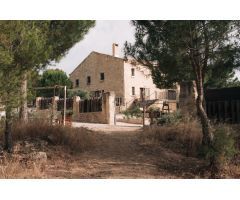 FINCA MODERNA EN UN PAISAJE RURAL