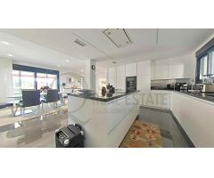 EXCLUSIVO CHALET DE LUJO: CONFORT, TECNOLOGÍA Y ELEGANCIA.
