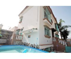 Villa a la venta con tres dormitorios y tres baños en Alhaurín de la Torre, zona El Romeral. Terraza