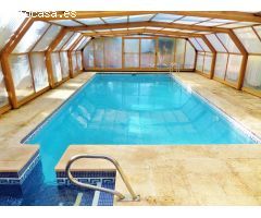 Sensacional Chalet de 646 m2 en una sola planta con terreno de 2247 m2 y piscina cubierta.