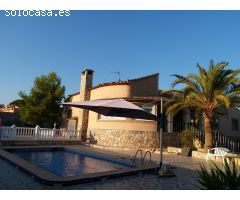 Exclusivo chalet independiente con piscina y amplio jardín