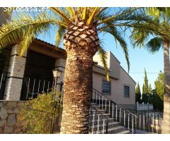 Exclusivo chalet independiente con piscina y amplio jardín