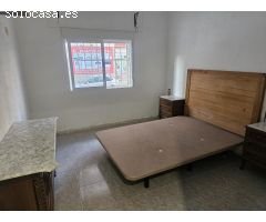 Vivienda en planta baja de 3 habitaciones,baño,salon y cocina.