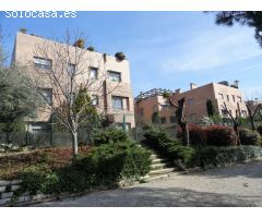 ESTUDIO HOME MADRID OFRECE Ático dúplex con dos terrazas de 60m2 y 10m2, en fantástica urbanización