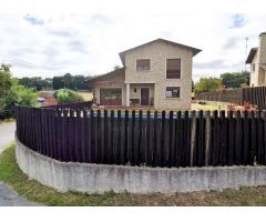 CASA CON FINCA CERRADA Y PISCINA AL LADO DE LUGO – SANTO MATIAS – O VERAL – LUGO