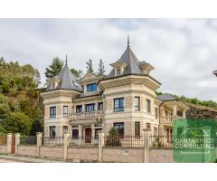 **Impresionante Chalet Clásico en Navia: Lujo y Espacio a Escala Monumental Para Acondicionar y actu