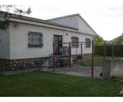 Urbis te ofrece un amplio chalet en venta en Castellanos de Villiquera, Salamanca.