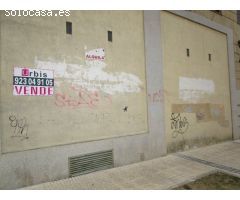 Urbis te ofrece un local comercial en venta en zona Capuchinos, Salamanca.