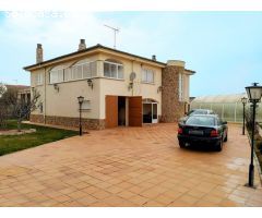 Urbis te ofrece un chalet independiente en venta en Castellanos de Villiquera, Salamanca.