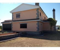 Urbis te ofrece un chalet independiente en venta en Castellanos de Villiquera, Salamanca.