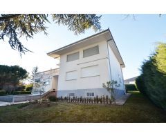 Urbis te ofrece un chalet en venta en zona Valdelagua, Santa Marta de Tormes, Salamanca.