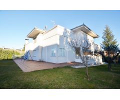 Urbis te ofrece un chalet en venta en zona Valdelagua, Santa Marta de Tormes, Salamanca.