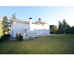 Urbis te ofrece un chalet en venta en zona Valdelagua, Santa Marta de Tormes, Salamanca.