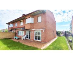Urbis te ofrece un chalet pareado en venta en zona Valdelagua, Santa Marta de Tormes, Salamanca.