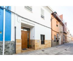¿Te gustaría vivir en una típica casa valenciana? Calle peatonal