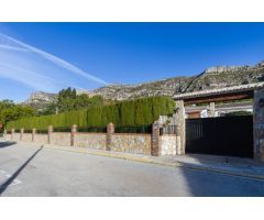 Típica casa de estilo español con todas las comodidades. Intimidad