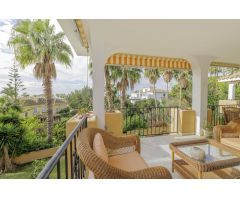 Villa independiente con vistas al mar en Elviria con tres apartamentos con acceso privado propio.
