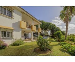 Villa independiente con vistas al mar en Elviria con tres apartamentos con acceso privado propio.