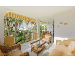 Villa independiente con vistas al mar en Elviria con tres apartamentos con acceso privado propio.