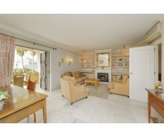 Villa independiente con vistas al mar en Elviria con tres apartamentos con acceso privado propio.
