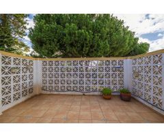 Villa independiente con vistas al mar en Elviria con tres apartamentos con acceso privado propio.