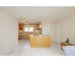 Villa independiente con vistas al mar en Elviria con tres apartamentos con acceso privado propio.
