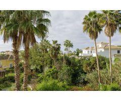 Villa independiente con vistas al mar en Elviria con tres apartamentos con acceso privado propio.