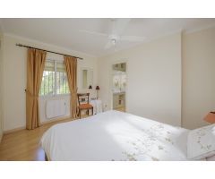 Villa independiente con vistas al mar en Elviria con tres apartamentos con acceso privado propio.