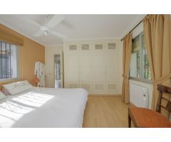 Villa independiente con vistas al mar en Elviria con tres apartamentos con acceso privado propio.