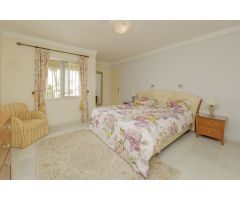 Villa independiente con vistas al mar en Elviria con tres apartamentos con acceso privado propio.