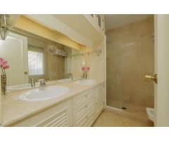 Villa independiente con vistas al mar en Elviria con tres apartamentos con acceso privado propio.