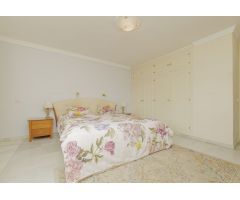 Villa independiente con vistas al mar en Elviria con tres apartamentos con acceso privado propio.