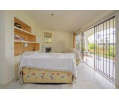 Villa independiente con vistas al mar en Elviria con tres apartamentos con acceso privado propio.