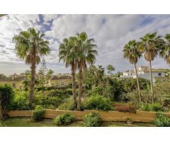Villa independiente con vistas al mar en Elviria con tres apartamentos con acceso privado propio.