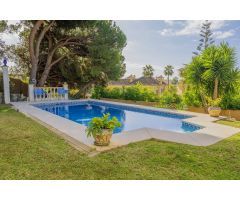 Villa independiente con vistas al mar en Elviria con tres apartamentos con acceso privado propio.