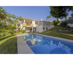 Villa independiente con vistas al mar en Elviria con tres apartamentos con acceso privado propio.