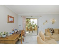 Villa independiente con vistas al mar en Elviria con tres apartamentos con acceso privado propio.