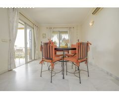 Villa independiente con vistas al mar en Elviria con tres apartamentos con acceso privado propio.